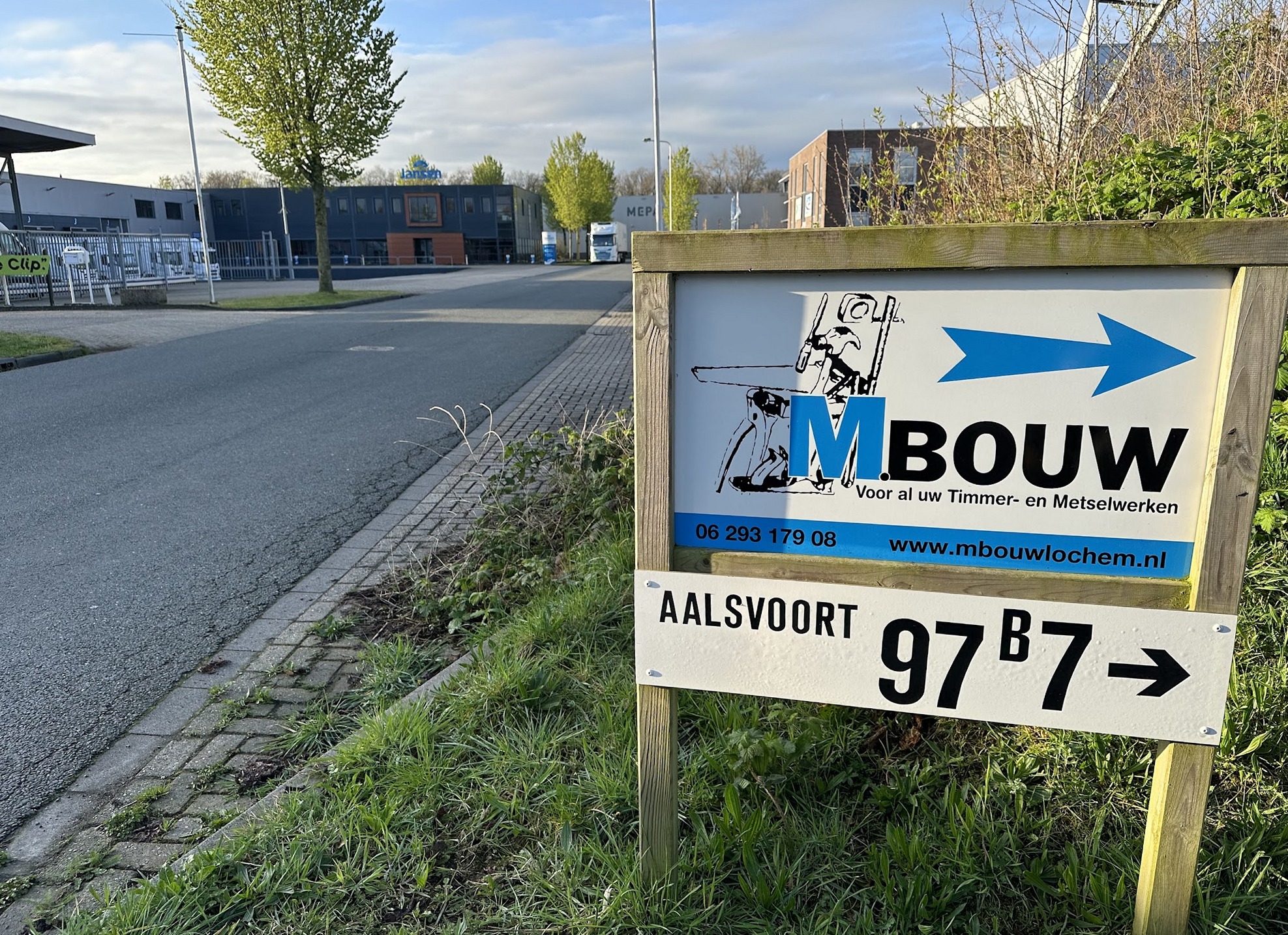 Het bord van MBouw aan de Aalsvoort in Lochem, met de blauwe pijl naar nummer 97 B7