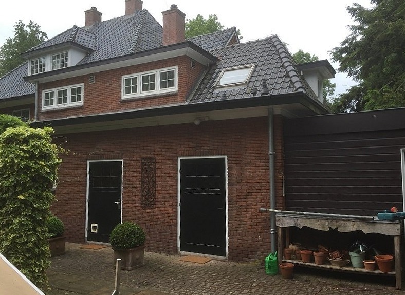 Gerenoveerde bakstenen woning met nieuwe zwarte deuren en dakkapel