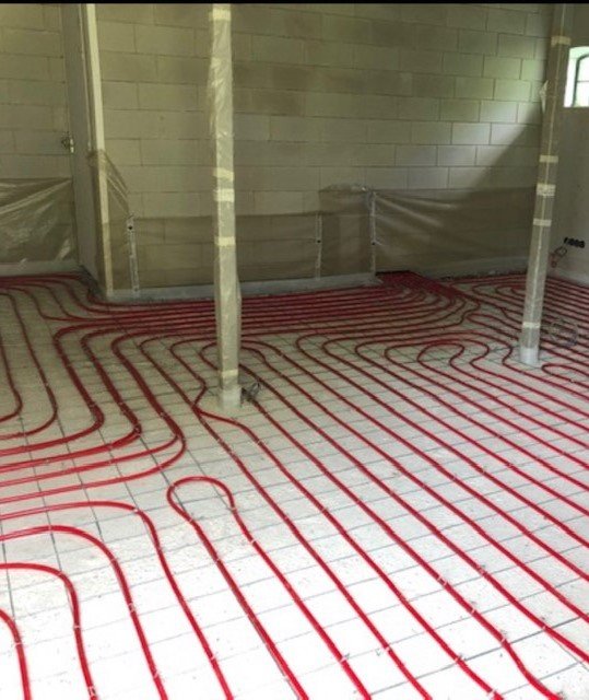 Vloerverwarmingsleidingen gelegd in een atelier in aanbouw